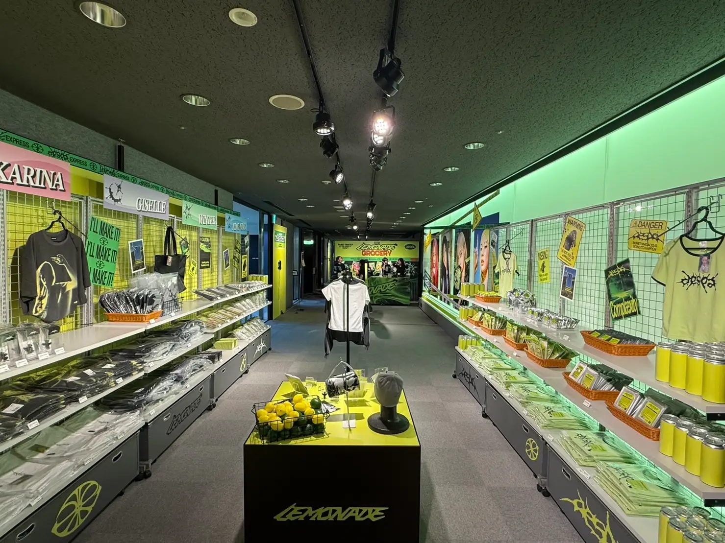 [aespa WEEK - MAKE IT LEMONADE] in TOKYO 会場内のグッズディスプレイ（ラフォーレミュージアム原宿）