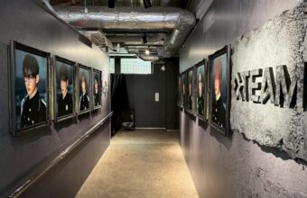 &TEAM 3rd EP『We on Fire』POP-UP メンバーのポートレート展示と会場ロゴ（UNIVERSAL MUSIC STORE HARAJUKU）