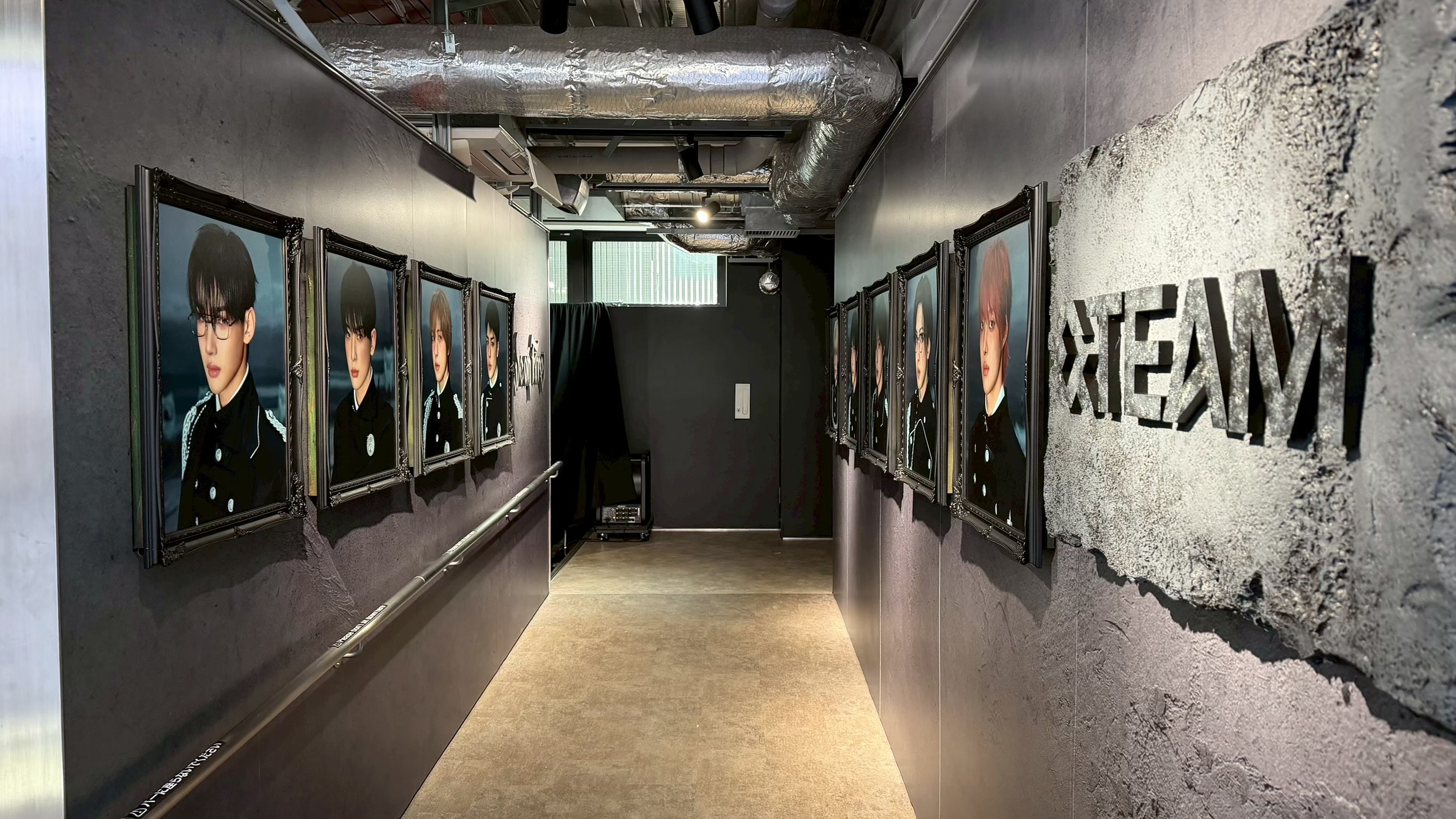 &TEAM 3rd EP『We on Fire』POP-UP メンバーのポートレート展示と会場ロゴ（UNIVERSAL MUSIC STORE HARAJUKU）
