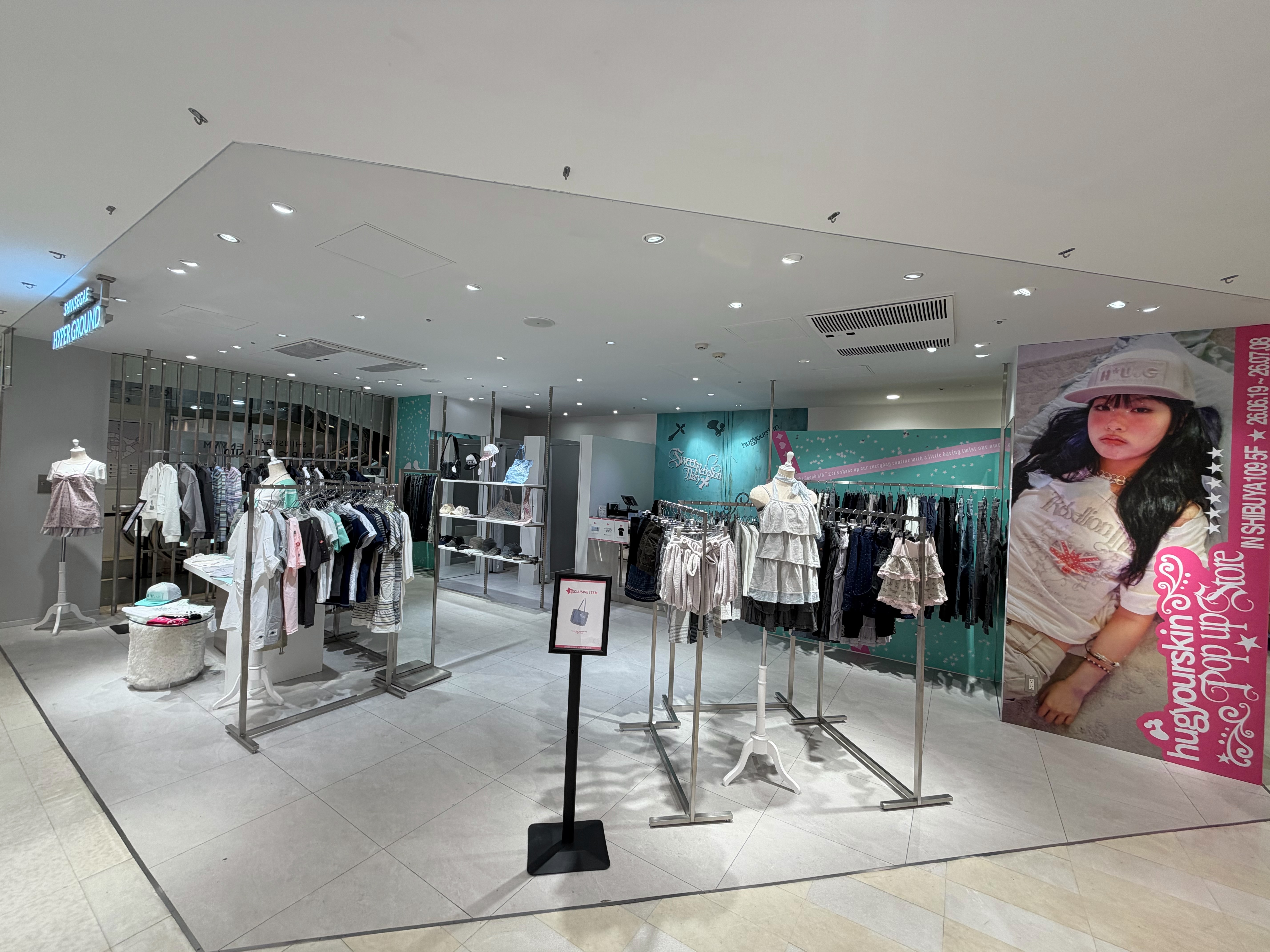 hugyourskinの店舗ディスプレイと商品展示（SHIBUYA109渋谷店 SHINSEGAE HYPER GROUND）