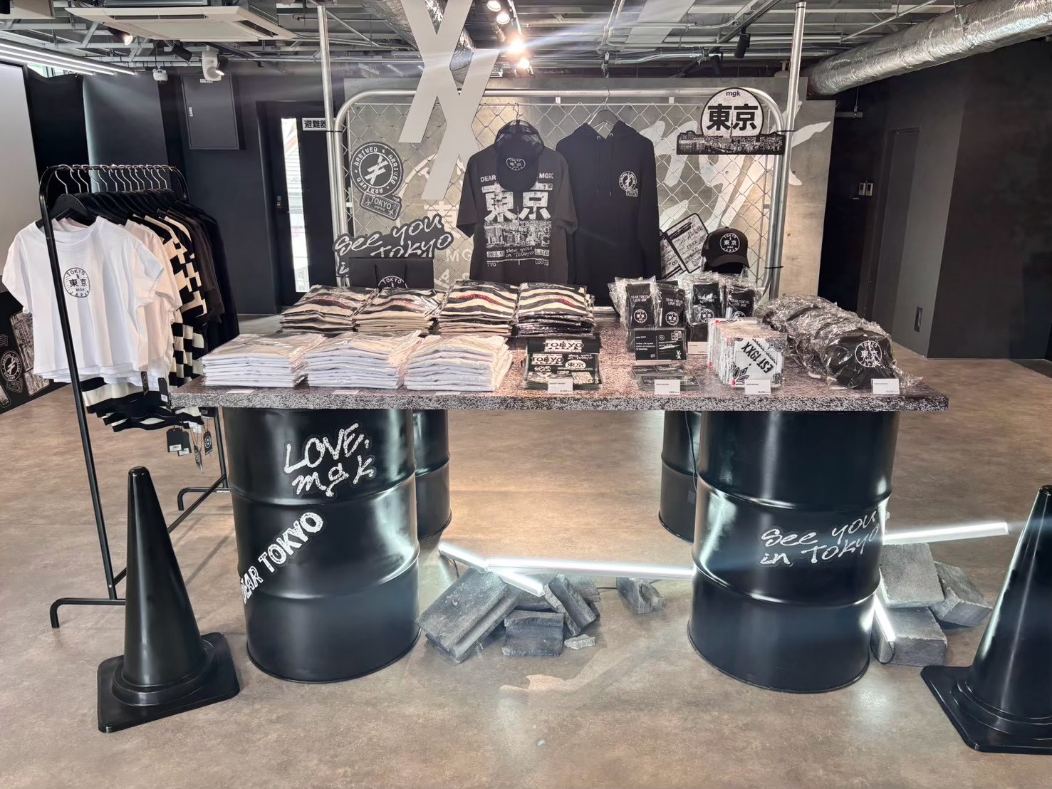 mgk TOKYO POP-UPのグッズディスプレイ（UNIVERSAL MUSIC STORE HARAJUKU）