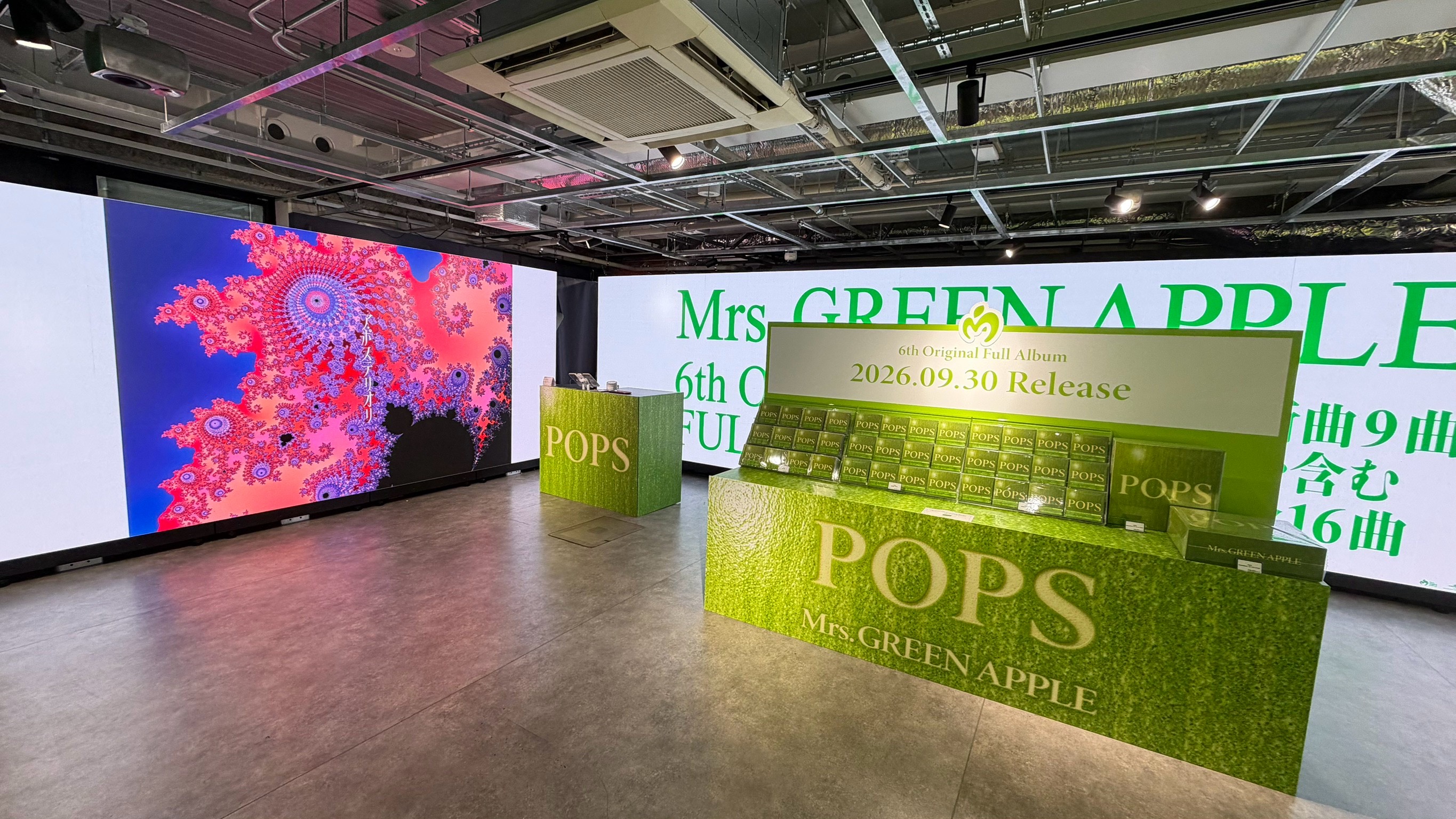 Mrs. GREEN APPLEのPOP-UP STORE内に設けられたアルバムPOPSの展示（UNIVERSAL MUSIC STORE HARAJUKU）