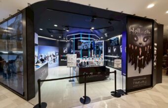 NEXZ POPUP STORE 『Hellmate』の店舗外観とグッズディスプレイ