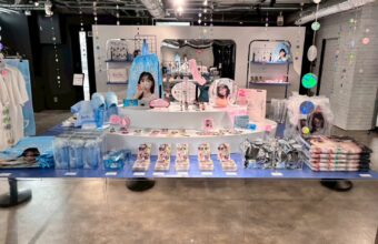 櫻井優衣『夏いぞん』POP-UP STOREのグッズディスプレイ（UNIVERSAL MUSIC STORE HARAJUKU）