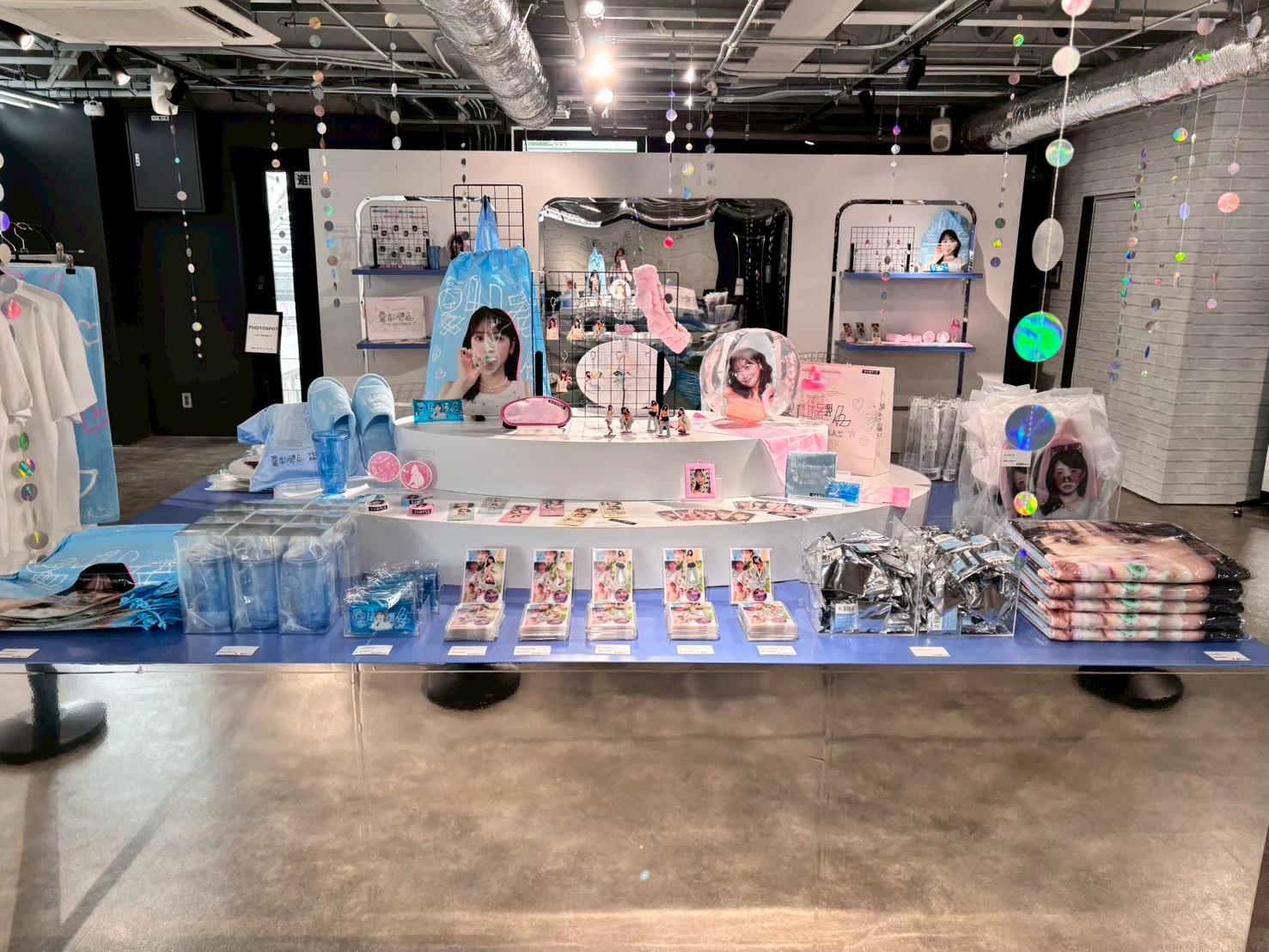 櫻井優衣『夏いぞん』POP-UP STOREのグッズディスプレイ（UNIVERSAL MUSIC STORE HARAJUKU）