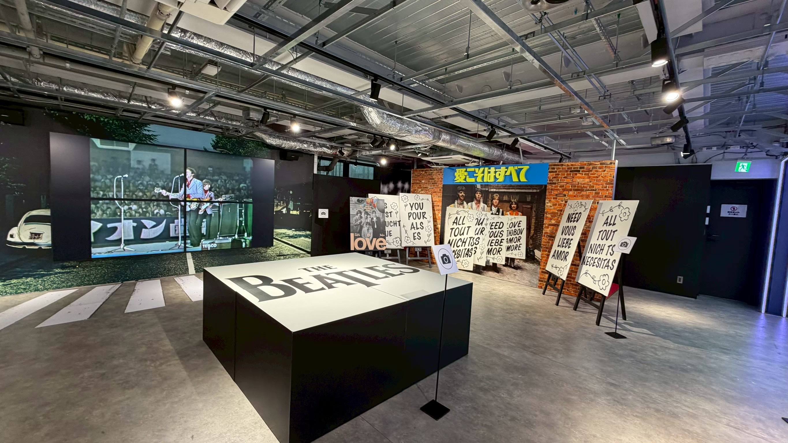 ザ・ビートルズ来日60周年記念ポップ・アップ・ストアの会場内展示（UNIVERSAL MUSIC STORE HARAJUKU）