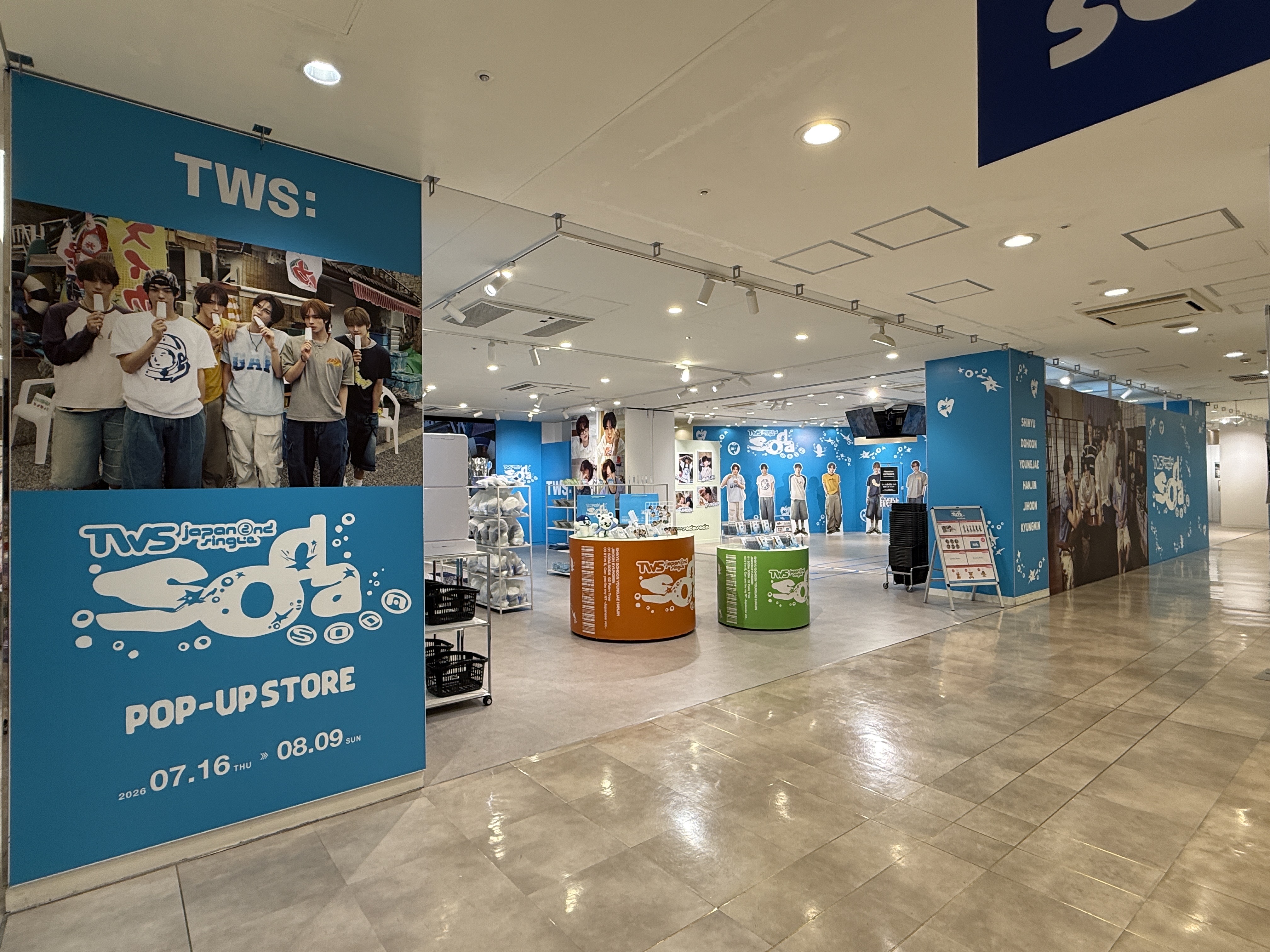 TWS Japan 2nd Single「SODA SODA」POP-UP STOREの会場内展示とグッズディスプレイ