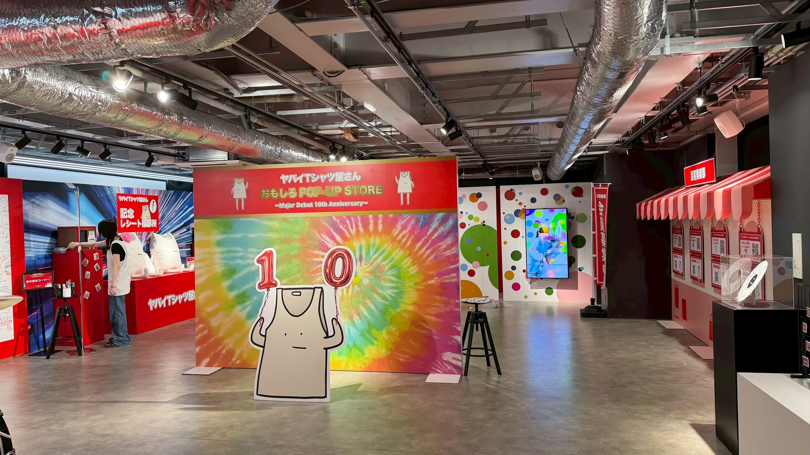 ヤバイTシャツ屋さん おもしろPOP-UP STOREの会場内展示（UNIVERSAL MUSIC STORE HARAJUKU）