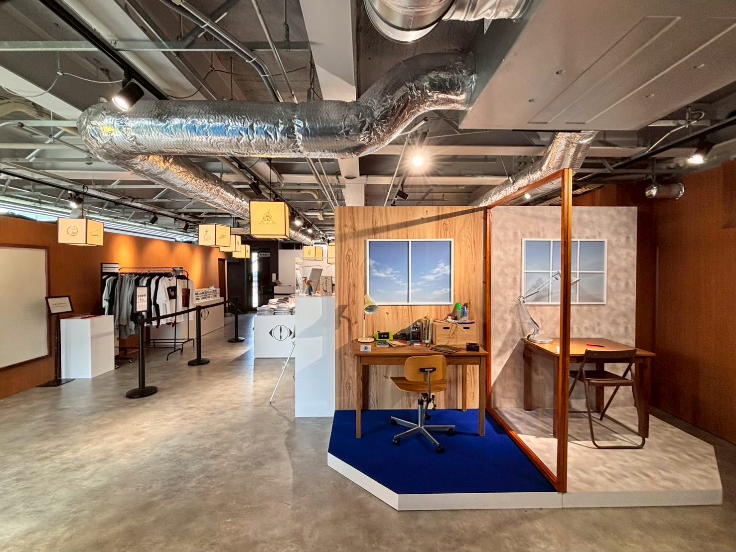 ヨルシカ「二人称展」の会場内展示と書斎のインスタレーション